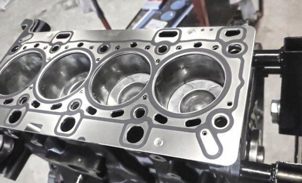 Въпреки че двигателят 1.6 dCi има репутацията на издръжлив, той не е напълно лишен от недостатъци. Най-често споменаваните проблеми включват:

• разтягане на ангренажната верига – понякога това става след 150 000 км, като се проявява с характерен звук след стартиране на двигателя;

• замърсени EGR клапани - в това устройство има два, а запушването им е типичен проблем в градската експлоатация;

• течове в системата за смазване - най-често около капака на клапана или корпуса на масления филтър;

• проблеми с пиезоелектрическите инжектори, които могат да бъдат чувствителни към качеството на горивото;

• прекъсвания на турбокомпресора - най-често в резултат на забавена смяна на маслото или използване на неподходящи смазочни материали.

Също така си струва да запомните да проверявате охладителната система и да сменяте течността на всеки 5 години или 100 000 км, тъй като прегряването може да доведе до повреда на уплътнението под главата.
