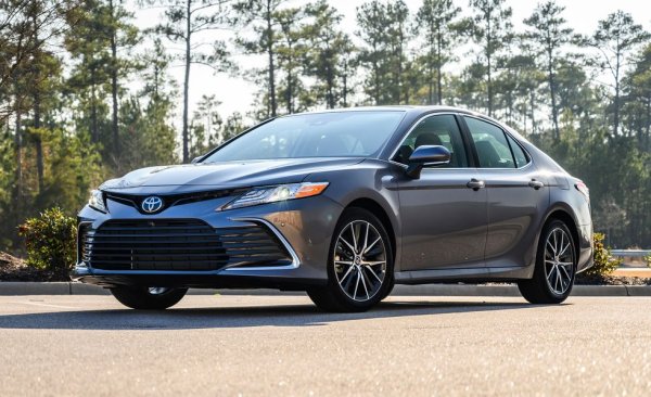 Поредна титла за японския седан, при това със 7% ръст спрямо 2020 година, до общо 313 795 продадени бройки. Тук е мястото да напомним, че тази класация се отнася само до леки автомобили в американския смисъл на понятието - тя не включва нито големите пикапи, нито дори SUV моделите. Иначе през миналата година Camry е изпреварена и от Honda CR-V (361,271), и от Toyota RAV4 (407,739). А много пред тях е голямата тройка на пикапите: Chevy Silverado, Ram 1500 и, естествено, Ford F-Series (726,004 бройки).