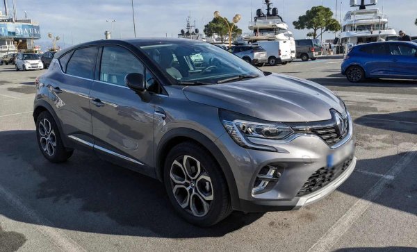 Шофьорите на Renault заемат осмата позиция. Статистиката сочи, че 17,7% от проверените френски автомобили са били спрени в разрез с правилата. Очаквано, именно Париж се оказа с най-голяма концентрация на калпаво спрени коли от тази марка сред всички пет изследвани града. 
