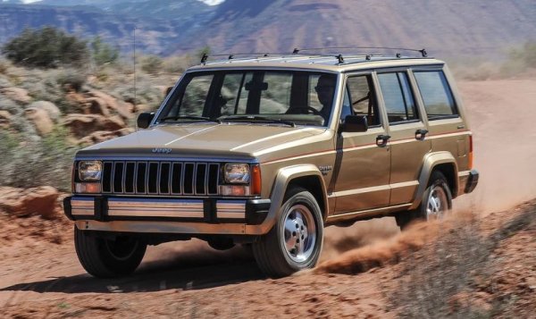 Съветската помощ за китайската автомобилна индустрия е ограничена предимно до камиони и военни превозни средства. Историята на масовото производство на автомобили започва благодарение на американците. Малко вероятно е да се досетите коя американска автомобилна компания първа се е сприятелила с китайците. Не, няма нищо общо с империите на General Motors, Ford или Chrysler.

През 1983 г. 20-годишен договор за производство на автомобили в столицата на Китай е подписан от American Motors Corporation (AMC) - четвъртата по големина автомобилна компания в САЩ по това време. Първият китайски чужд автомобил е легендарното поколение Jeep Cherokee XJ. Година по-късно Volkswagen ще организира собствено производство в Шанхай, а френското Peugeot ще бъде разположено в Гуанджоу, провинциален център в Южен Китай. 