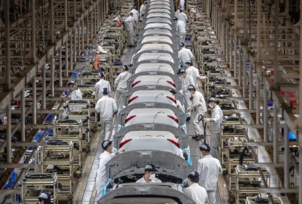 Трудно е за вярване, но е истина. В средата на 80-те години в Китай има една лична кола на всеки 6 милиона души. Това не е правописна грешка. Една кола за 6 милиона души! В Япония по това време съотношението изглеждаше като 1 кола на 5 души, а в САЩ - 1 на 2.

Само след 10 години пропорциите са се променили. През 1995 г. една кола се пада на 552 китайци, а след още 13 години вече има 9 коли на 1000 души. Сега тази цифра е малко под съотношението - една кола за петима души. И въпреки това Китай все още е далеч от Западна Европа, Япония и особено САЩ (над 800 коли на хиляда души). Това означава, че капацитетът на пазара далеч не е наситен.