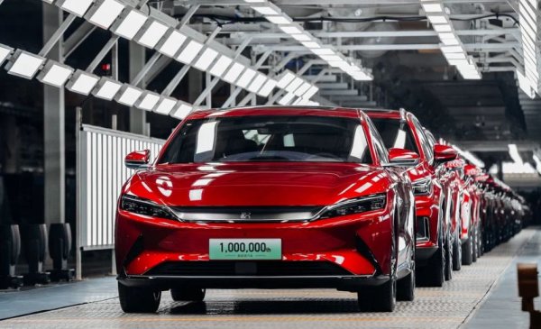 Лидерството на Китай в производството на автомобили отдавна не е изненада. Затова лидерската позиция на страната в производството на електрически превозни средства едва ли ще бъде шокираща. През 2022 г. китайската марка BYD има шанс да изпревари Tesla на Илон Мъск в номинацията &bdquo;Най-масовият производител на електрически автомобили в света&ldquo;.

През първата половина на годината BYD вече измести групата Volkswagen от второто място и, съдейки по темпа на растеж, няма да остане дълго време там. И става въпрос само за напълно електрически коли. Ако към статистиката се добавят и плъгин хибридите, то BYD вече е номер едно в света.