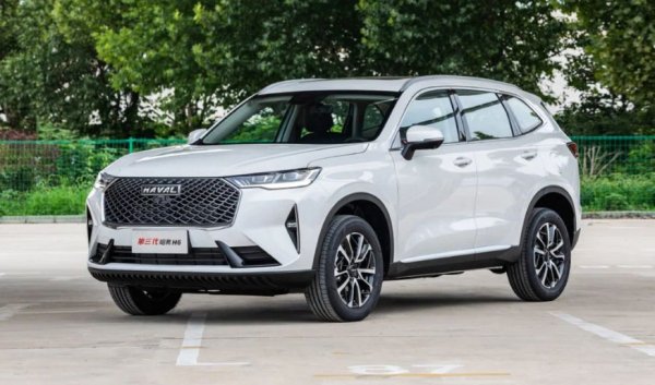 Първите три най-популярни коли сред китайските купувачи са следните - на трето място е Haval H6 - 370 хиляди продадени коли само през 2021 г. Вторият най-продаван автомобил в Китай през миналата година е Volkswagen Lavida (391 000). 

Първото място уверено се държи от Wuling Hongguang - 426 хиляди. И лидерът, колкото и да е странно, е версията с електрически мотор. Въпреки, че Wuling е на осмо място и с двигатели с вътрешно горене - 255 хиляди коли.