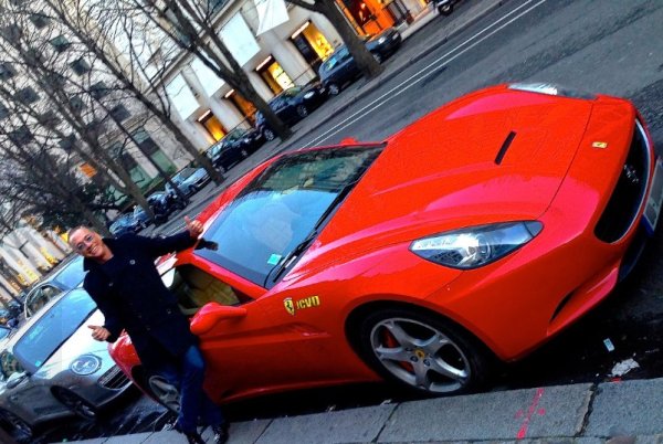 Преди да се сдобие с 458 Spider белгиецът караше друг автомобил на италианската марка - California. Суперколата e произведена през 2008 г., а Ван Дам я използва, докато живее в Ню Йорк. Задвижването на California става с 4,3-литров V8 с 454 к.с.
