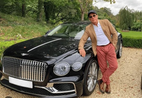 За ежедневни пътувания белгийския актьор избра по-малко динамична кола. Неговото Bentley Continental GT има 6,0-литров V12 двигател под капака, произвеждащ наистина впечатляващите 625 к.с. Известно е, че Ван Дам е сменил автомобили от първо и второ поколение, като и двата са кабриолети. В колекцията на актьора има още две коли от британската марка - Flying Spur (на снимката) и Azure.
