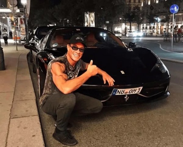 Може ли една звезда от Холивуд да няма поне едно Ferrari в гаража си? Вероятно може, но това не се отнася за Ван Дам, който и тук демонстрира любовта си към откритите автомобили. Под капака на италианската суперкола се намира 4,5-литров V8 двигател, развиващ мощност от 570 к.с.
