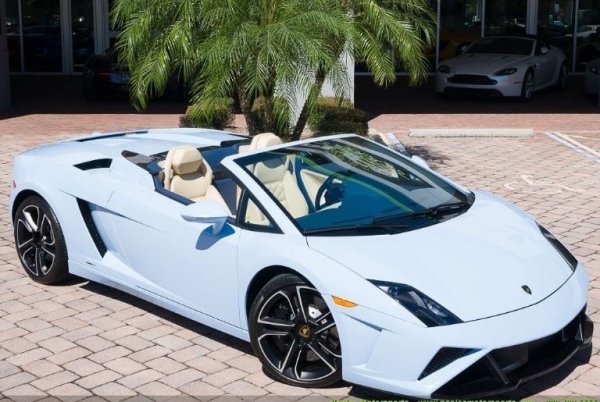 Това е любимата кола на знаменитостта, като често е &bdquo;залавян&ldquo; с нея от папараците. В момента суперколата, въоръжена с двигател с 5,0-литров V10 с мощност 560 к.с., не се произвежда. Суперавтомобилът, произведена през 2005 г., все още е в гаража на Жан-Клод Ван Дам.
