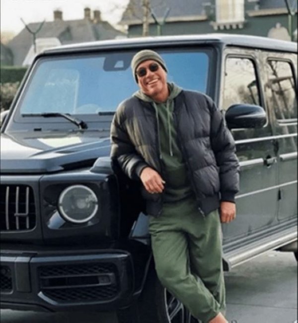 За един герой от екшъни е много важно да изглежда страшно в очите на другите. А какво помага за подобна визия, ако не добрият стар Gelandewagen. Белгийската суперзвезда е притежавал няколко модела на Mercedes през годините, като именно G-Class е последната му придобка. Разбира се, това е топ-версията AMG G 63, задвижвана от 4,0-литров битурбо V8 с 585 к.с.
