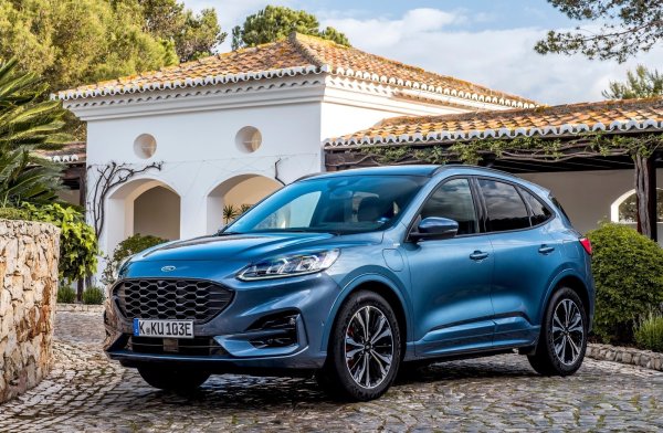 Въпреки множеството по-нови модели, Ford Kuga беше петият най-продаван SUV през 2022 г., благодарение на широка гама от двигатели, спортни характеристики на шофиране, елегантен стил и огромна дилърска мрежа.

Тази гама двигатели включва (сравнително) достъпни бензинови двигатели, plug-in хибрид, способен да измине между 50 и 65 км с едно зареждане. Последният си заслужава, особено в луксозното ниво на оборудване ST-Line оборудване, защото предлага икономичността на дизелов двигател. Той е по-изгоден за частни купувачи от PHEV и има плавен, но мощен двигател.
