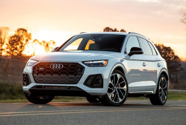 Audi Q5 е твърд представител на семейния SUV клас, защото съчетава спортен вид, практиченост и лукс - комбинация, която много купувачи търсят. Въпреки че няма електрическа версия &ndash; за това ще ви трябва малко по-малкият Q4 e-tron &ndash; този модел предлага има широка гама, включваща бензинови, дизелови и plug-in хибридни варианти.

Най-добрият избор е plug-in хибридният модел, но дори базовият дизел 40 TDI си заслужава. Качеството на возене е добро, но зависи от нивото на оборудване, което избере клиентът.
