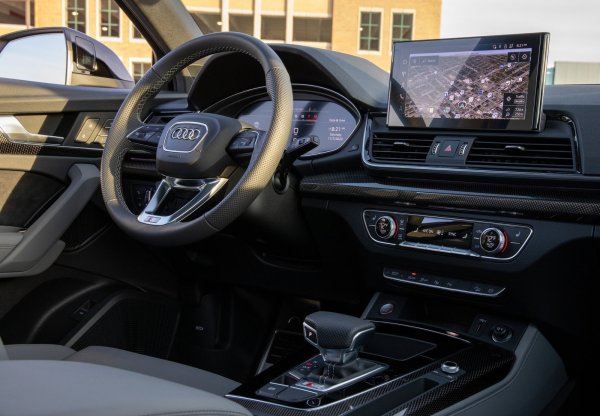 В същото време S Line има превъзходни и поддържащи седалки, LED фарове с лъчи, които постоянно се регулират, за да избегнат заслепяването на другите шофьори, както и спортен външен вид, който е толкова популярен при премиум SUV.

Пространството отзад е една крачка зад Volvo XC60, но има прилично място за съхранение. Багажникът е страхотен, като побра цели девет ръчни куфара.
