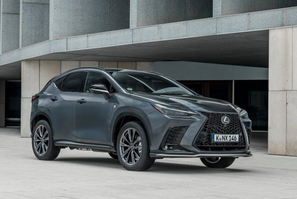 Lexus произвежда SUV и хибридни модели от години, но NX е първият, който се предлага като plug-in хибрид. В същото време той има най-добата ефективност във версията Lexus NX 450h PHEV, но тя е и по-скъпа от бензиновата 350h.

И двете версии предлагат изискано возене, особено ако се изберат по-малки колела, а позицията на шофиране трябва да е подходяща за повечето хора. Предните седалки са едни от най-добрите, защото са изключително удобни, осигуряват отлична опора и имат огромен диапазон на регулиране.
