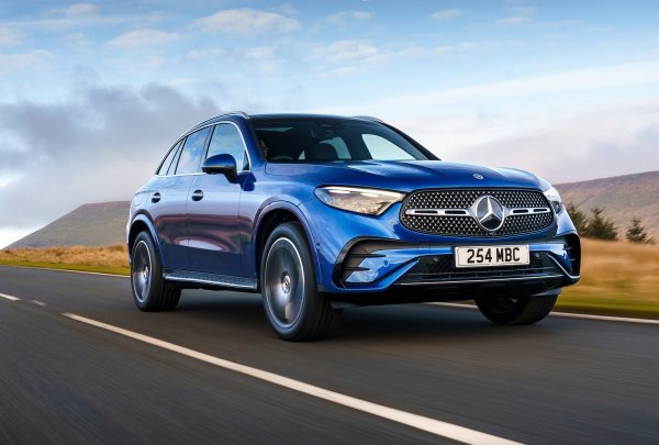 Mercedes GLC е силен представител в класа на семейните SUV, но това е plug-in хибридната версия, обозначена с 300e, която е особено впечатляваща, особено за тези с кратки пътувания до училище или работа, или за шофьори на служебни автомобили.

Това е така, защото можете да изминете 120 км само на електричество, което е далеч повече от всеки друг plug-in хибрид на пазара.
