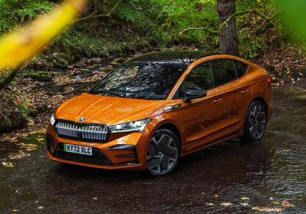 С начална цена под 40 000 британски лири, Skoda Enyaq е сред най-евтините семейни електрически SUV в продажба. И все пак въпреки това, той все още е превъзходно универсално устройство &ndash; и неговите функции &bdquo;Simply Clever&ldquo; като отделение във вратата на шофьора за съхранение на чадър, двойни джобове на седалките, сгъваеми маси и безброй отделения за съхранение правят семейния живот много по-лесен.

Интериорът е красив и контролите са добре разположени. И което е важно за семеен SUV, се усеща по-високо качество от по-скъпия Ford Mustang Mach-E. Позицията на водача е страхотна &ndash; не е висока като Range Rover, но по-висока от Kia EV6, и седалките са удобни за повечето шофьори.
