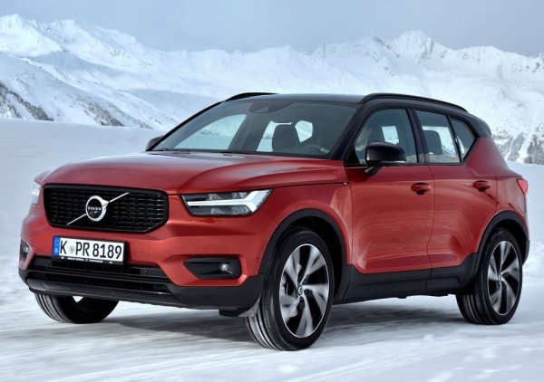В много отношения Volvo XC40 е най-чистата същност на страхотен семеен SUV. Той съчетава практичността, стила и, разбира се, характеристиките за безопасност, с които Volvo е прочут по целия свят. Тук е намален до по-компактни размери, което го прави чудесен за по-натоварени среди, като в градски условия, например.

Дори базовият двигател (2,0-литров бензин) се справя добре, защото разполага с достатъчно мощност и поддържа ниски разходи. Изживяването при шофиране е спокойно и комфортно, с изключителна возия и плавна автоматична скоростна кутия (вече не можете да се купи XC40 с ръчни скорости). Да, не е толкова забавен за шофиране като BMW X1, но със сигурност е по-тих на пътя.
