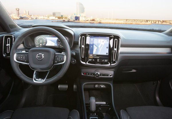 XC40 се предлага добре оборудван като стандарт, но все пак по-добрият вариант е ниво Plus, което добавя отопляеми предни и задни седалки, отопляем волан и амбиентно вътрешно осветление. 

Както може да очаквате, XC40 получи оценка от пет звезди в краш тестовете на Euro NCAP, идвайки с цялостен набор от функции за безопасност, включително система за автоматично аварийно спиране (AEB), която може да разпознава автомобили, велосипедисти, пешеходци и дори животни.
