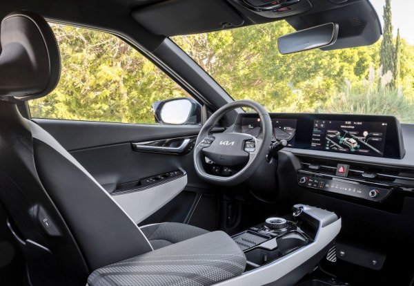 Интериорът на EV6 е много интелигентен и лесен за използване, докато пространството отпред е щедро, а отзад има място за краката като на лимузина. Багажникът е с много практична форма и достатъчно голям, за да побере седем ръчни куфара.

Освен това този аавтомобил е страхотен за шофиране, вози приятно твърдо, без да се прекалява и предлага прилична производителност в по-ниските нива. Пробегът също е впечатляващ - 440 км в реални условия.
