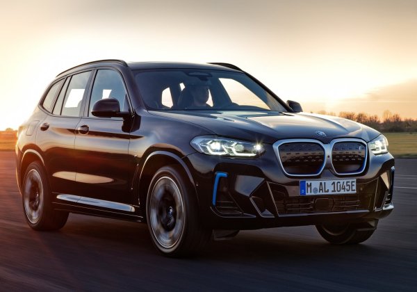 BMW iX3, подобно на много други електрически автомобили, се базира на основите на бензиновите и дизеловите модели. В този случай той споделя много части с впечатляващото BMW X3. Но разработването на автомобили по този начин може да остави електрическите версии компрометирани.

В случая с iX3 това не е така. Като поставите батериите под пода, няма въздействие върху пространството на багажника или пространството за краката и главите на пътниците отзад и дори можете да наклоните външните задни седалки &ndash; нещо, което не можете да направите в Mercedes EQC или Jaguar I-Pace. Този 550-литров багажник може да поеме осем ръчни куфара, което съответства на Land Rover Discovery Sport, но е с един по-малко, отколкото може да побере Audi Q5.
