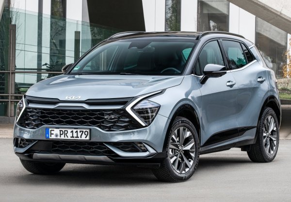 Да бъдеш най-добрият семеен SUV като цяло е много трудна задача и всяка кола този списък трябва да бъде практична, удобна и ефективна. Kia Sportage обаче изпълква над останалите, тъй като е удобен и добър за шофиране, като предлага спокойно возене и прецизно управление. 

Въпреки че няма напълно електрическа версия, повечето бензинови двигатели се предлагат с някакъв вид хибридна помощ, независимо дали е лека, пълна или plug-in. Има дори опция за задвижване на четирите колела при най-добрите модели
