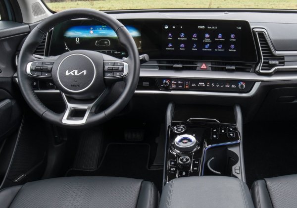 Отвътре Sportage изглежда солидно изграден и елегантен там, където има значение, като има високата позиция на шофиране, която търсят толкова много купувачи на SUV. Sportage също така впечатлява, когато става дума за практичност, с щедро място за петима души и багажник, способен да поеме впечатляващите осем ръчни куфара. 

Като бонус потребителите получава много комплекти за парите си. Сред тях са електрически регулируеми, отопляеми предни седалки и достъп без ключ.
