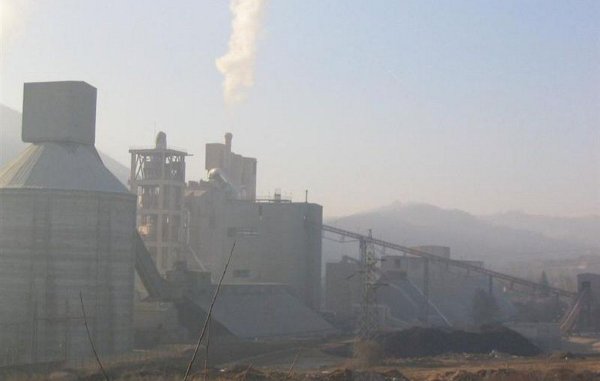 Средна годишна концентрация на PM2.5: 29.3
Рекордна месечна концентрация: 68.1 (януари)
Градче с едва 3800 жители, център на община с около 10,000, Косьерич се намира в региона на Златибор в западна Сърбия. По официални данни на здравните власти в Ужице, градът е първи по смъртни случай от рак и белодробни болести в региона. Главните причини са три фабрики: за цимент, за бои и за кабели. 
