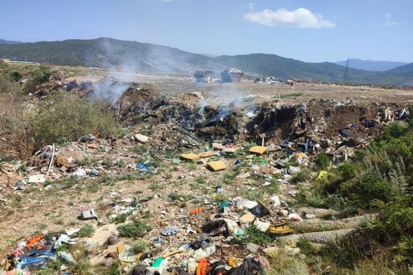 Средна годишна концентрация на PM2.5: 30.3
Рекордна месечна концентрация: 62.5 (януари)

Грачаница е град в кантона Тузла на Босна и Херцеговина, с 45,000 жители. Главен източник на фини прахови частици тук е битовото отопление, което е основно на дърва и въглища, а в малцинствените махали - и на други твърди отпадъци, произлизащи от неуредените сметища край града. 
