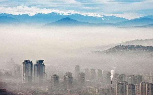 Средна годишна концентрация на PM2.5: 30.8
Рекордна месечна концентрация: 75.8 (ноември)

Сараево е без съмнение балканската столица с най-мръсния въздух. През миналата зима нещата бяха толкова зле, че в отделни дни бяха отменяни самолетни полети заради абсолютно непрогледния въздух. В някои от дните IQAir даде ниво на замърсяване от 225 - трето най-лошо постижение в света. 
