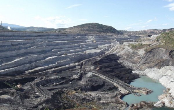 Средна годишна концентрация на PM2.5: 31.1
Рекордна месечна концентрация: 77.1 (януари)
Доклад на World Health and Environment Agency преди година посочи Плевля като най-замърсения град в Европа. Що се отнася до фини прахови частици, той е на трето място за 2024 година. В този миньорски център има повърхностен добив на ценни изкопаеми почти в самия град, а в непосредствено съседство са три стари хвостохранилища. "Цялата периодична таблица се носи във въздуха", коментира екологичният експерт Милорад Митрович.