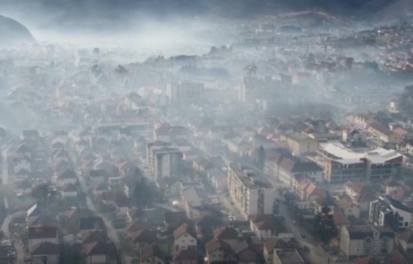 Средна годишна концентрация на PM2.5: 32.4
Рекордна месечна концентрация: 77.4 (януари)

Биело Поле е град с 12,000 жители в северната част на Черна гора, край печално известната река Лим. Бруталното замърсяване в зимните месеци се дължи на особеностите на релефа и на отоплението на нискокачествени въглища. Една неправителствена организация изчисли преди година, че най-големите замърсители са прокуратурата и кметството. 
