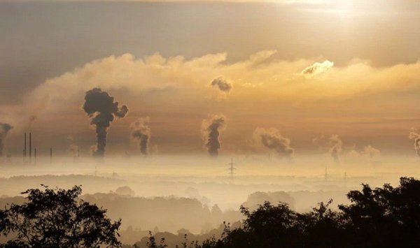 Дори и най-мръсният град в Европа обаче е едва на 326-о място в света. В челната десетка са осем града от Индия и Пакистан, начело с Бирнихат в щата Мегалая (на снимката).

Десетте града с най-замърсен въздух:
1. Бирнихат, Индия - 128.2 средна концентрация PM2.5
2. Делхи, Индия - 108.3
3. Караганда, Казахстан - 104.8
4. Муланпур, Индия - 102.3
5. Лахоре, Пакистан - 102.1
6. Фаридабад, Индия - 101.2
7. Дера Исмаил Хан, Пакистан - 93.0
8. Нджамена, Чад - 91.8
9. Лони, Индия - 91.7
10. Ню Делхи, Индия - 91.6