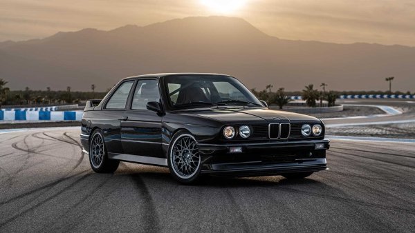 Този рестомод, базиран на BMW M3 E30, е направен от компанията Redux. Тя обяви, че ще бъдат произведени само 30 бройки, като първата е направена по поръчка на клиент. Под капака има 2,3-литров четирицилиндров двигател, но неговият работен обем е увеличен до 2,5 литра. Redux добави и турбо по желание на клиента, за да може моторът да развие 390 к.с. и 529 Нм въртящ момент. 

Предлага се и вариант без турбо, като във всички варианти мощността се насочва към задните колела чрез 6-степенна механична скоростна кутия. Redux оборудва автомобила и с диференциал с ограничено приплъзване.
