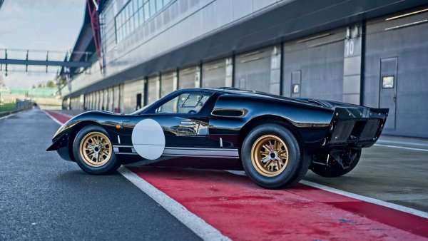 Този Ford GT40 е направен от компанията Everrati в сътрудничество с екипа на Superformance. Под капака 4,7-литровият V8 двигател е отстъпил място на електрически мотори, съчетани с батерия с 46 кВт/ч. Мощността на тази машина надхвърля 800 к.с., а въртящият момент е 800 Нм. 

За съжаление пробегът на този рестомон е само 180 км, така че често ще трябва да се зарежда, за да може шофьорът да се възползва напълно от него.

