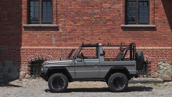 Представяме ви Wolf 250GD - рестомод, базиран на Mercedes-Benz G-Class Cabriolet от 1991 г. Произведен е от американската компания Expedition Motor Company. Той получава 5-цилиндров дизелов двигател, който може да се сдвоява както с ръчна, така и с автоматична скоростна кутия (петстепенна и в двата случая).

Компанията монтира и нова спирачна система и окачване. Тази G-класа не е загубила офроуд способностите си, тъй като е оборудвана със заключващи се предни и задни диференциали.
