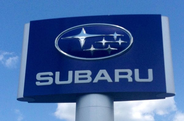 През 2018 Subaru беше изправена пред голям скандал, когато беше разкрито, че компанията е фалшифицирала данните за разхода на гориво за няколко модела в Япония. Автомобилният производител призна, че е манипулирал процедурите за тестване, което е довело до обявяване на неточни данни за горивната ефективност.

Въпреки че самите превозни средства не бяха променени, несъответствието предизвика значителна реакция, тъй като Subaru си беше изградил репутация на надеждност и прозрачност. Това доведе до изтегляне на засегнатите превозни средства и извинение от компанията. И тук на марката й трябваха няколко години, за да си върне доверието на потребителите.