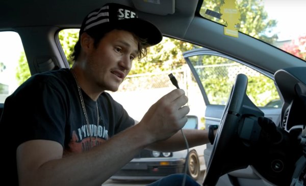 През 2022 Hyundai и Kia бяха изправени пред голяма криза, когато стана ясно, че някои модели са силно уязвими за кражби. Социалните мрежи буквално бяха наводнени от клипове, които показват как лесно може да се откраднат коли от двете марки, тъй като те нямат имобилайзери. Проблемът засегна милиони превозни средства и двете компании бяха критикувани, че не са се справили с пропуска в сигурността по-рано.

Докато Hyundai и Kia в крайна сметка предложиха безплатно заключване на волана и обещаха софтуерни актуализации, щетите бяха нанесени. Репутацията на корейските марки понесе сериозен удар, като на тях им отне доста време, за да се справят с проблема. А това беше и напомняне за важността на надеждните функции за сигурност в съвременните превозни средства.