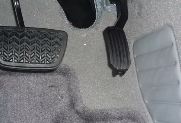 В края на първото десетилетие на този век Toyota и Lexus попаднаха в огромен скандал, след като се оказа, че автомобилите им ускоряват без никаква конкретна причина. Проблемът в случая се оказа реакцията на японските производители, които първо обявиха, че причината е в неправилна конструкция на постелката, чийто край фиксира педала на газта в натиснато положение. После беше посочен дефект в педала, за да се стигне до проблем с управляващата електроника.

В крайна сметка така и не стана ясно какво точно се случва, като от Toyota в един момент дори твърдяха, че става въпрос за грешка на шофьора. Японският производител беше принуден да организира няколко сервизни акции, да изплаща компенсации на пострадалите и дори да иска извинение от клиентите си, които в случая бяха предимно американци.