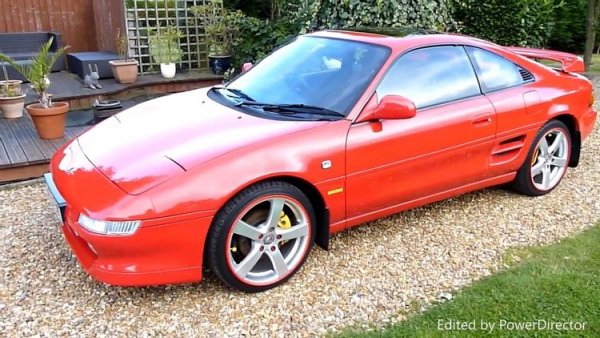 Това е единственият спортен модел със средно разположен двигател, попаднал в този списък. Със своите 135 к.с. под капака MR2 съвсем не беше лош автомобил от своето време. Всъщност единственият значителен проблем, който тази кола имаше, бяха екологичните стандарти. В същото време тя е красива и много приятна за каране.

Освен това, части за MR2 се намират лесно, а годишната поддръжка излиза на собственика около 300 долара. И ако той се грижи добре за колата, тя ще му служи още дълго време.