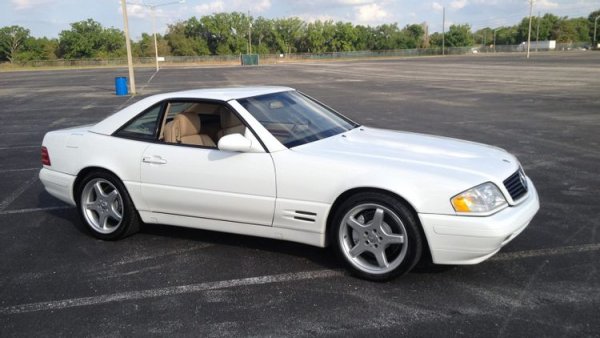 Това е един от първите луксозни спортни автомобили, представени от германската марка, като той предлага отличен баланс между разход на гориво и мощност. Дори при използване в екстремни метеорологични условия SL-24 си остава много надежден, а интериорът му е забележителен и комфортен.

Експертите оценяват годишните разходи за модела на Mercedes на около 358 долара, като срещу тях получавате луксозна спортна кола, която се представя отлично на пътя.