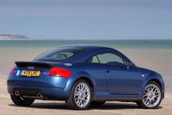 Запазвайки бляскавия си външен вид, Audi TT е един от моделите, които отказват да остареят. Със своите 180 к.с. под капака този автомобил беше сравнително достъпен още при появата си на пазара.

Освен това, той беше и сравнително лесен за управление, тъй като е една от колите, които споделят същата платформа с VW Golf. Със средно 332 долара Audi TT може да се поддържа цяла година.