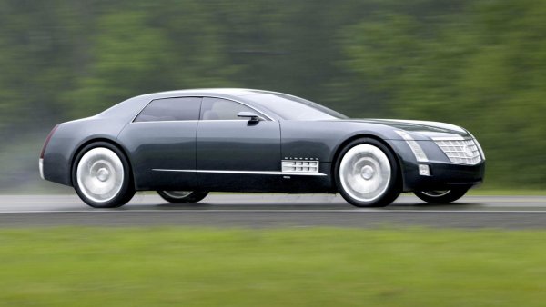 При Cadillac Sixteen, както подсказва името му, става въпрос за сериозни цифри. Идеята бе този седан да бъде въоръжен с 16-цилиндров двигател с обем 13,6 литра и да постига максимална мощност от над 100 к.с. и въртящ момент от над 1350 Нм. Моделът бе много повече инженерно упражнение, отколкото концепт, а двигателят му, създаден от нулата, можеше да изключва до 12 цилиндъра по време на движение, за да спести гориво.

За съжаление, представеният през 2003 година прототип така и не доведе до нищо подобно в сериен вид, макар някои от елементите му да намериха приложение в различни модели на Cadillac.