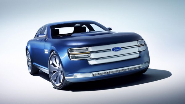 За разлика от останалите герои тук, Interceptor не е чак толкова претенциозен: просто голям, заднозадвижван американски седан. Но това му е и чарът, а и, съгласете се, изглежда великолепно.
Машината е конструирана на удължено шаси от Ford Mustang, като се задвижва от 5-литров V8, използващ етанол. Максималната мощност била 405 конски сили, а максималната скорост - около 270 км/ч.

Естествено, така и не станал сериен - през 2006 година Ford не били в най-добрата си финансова и пазарна форма...