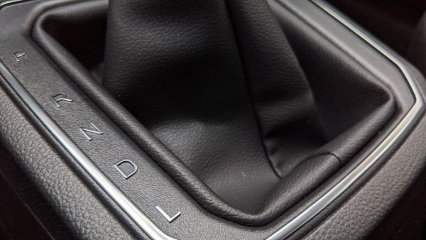 Буквата L не значи "понижаваща предавка", а само лимит на оборотите при теглене, за да се предпази вариаторната трансмисия от повреди