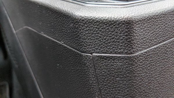 Качеството на салона е доста по-високо. Само ниско долу по централната конзола все още могат да се видят и такива сглобки