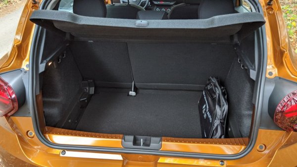 Багажният обем е 328 литра с включена резервна гума и втори под