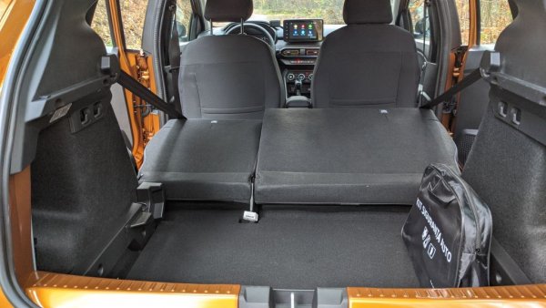 Със смъкнати задни седалки товарното пространство е вече 1200 литра. Задните облегалки обаче не образуват равен под