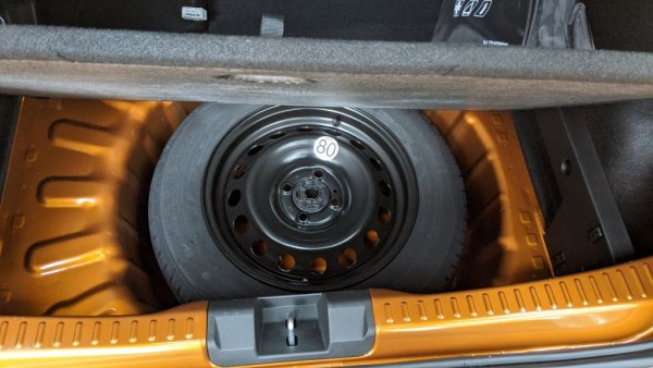 Резервната гума си е истинска екстра във времена, когато повечето производители масово ни пробутват китове за лепене на гуми вместо нея