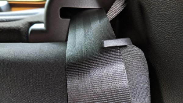 Хитра скоба, която държи задния колан на място