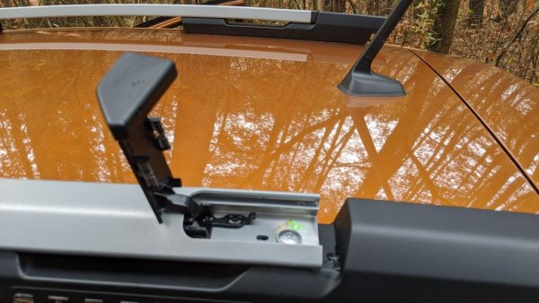 Релсите на покрива на Stepway сравнително лесно могат да се обърнат от надлъжни в напречни