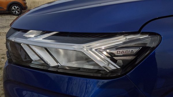 Най-голямата слабост на досегашното Sandero бяха фаровете. Тук вече са светодиодни и светят добре