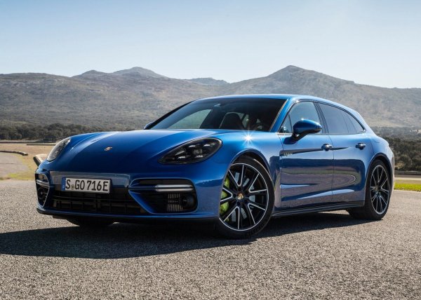 Най-достъпното ново Porsche Panamera, предлагано официално в България, стартира от 182 831 лв. Това е версията с 3,0-литров турбомотор с 330 к.с. Модификацията Panamera Turbo S E-Hybrid, при която клиентът получава хибридна система с мощност 680 к.с., струва 2 пъти по-скъпо - 396 877 лв.